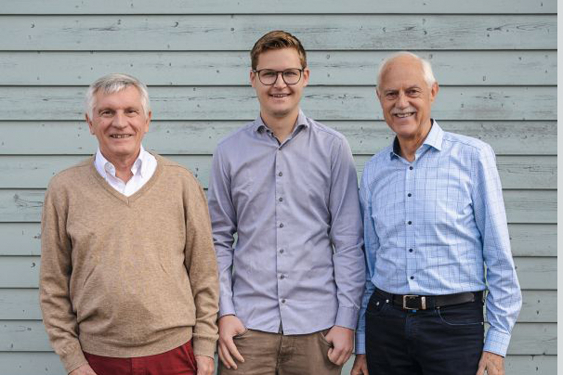 Mit Reinald Rüger (links) ist ein Energieberater an Bord, der Firmen energetisch berät und auch die Förderanträge für die Harter-Trockner abwickelt. Reinhold Specht (rechts) und Jonas List (Mitte) von Harter freuen sich über die 100 %-Erfolgsquote des Beraters - Foto: Harter